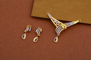 Ladies Gold Diamond Tanmaniya Necklace Set